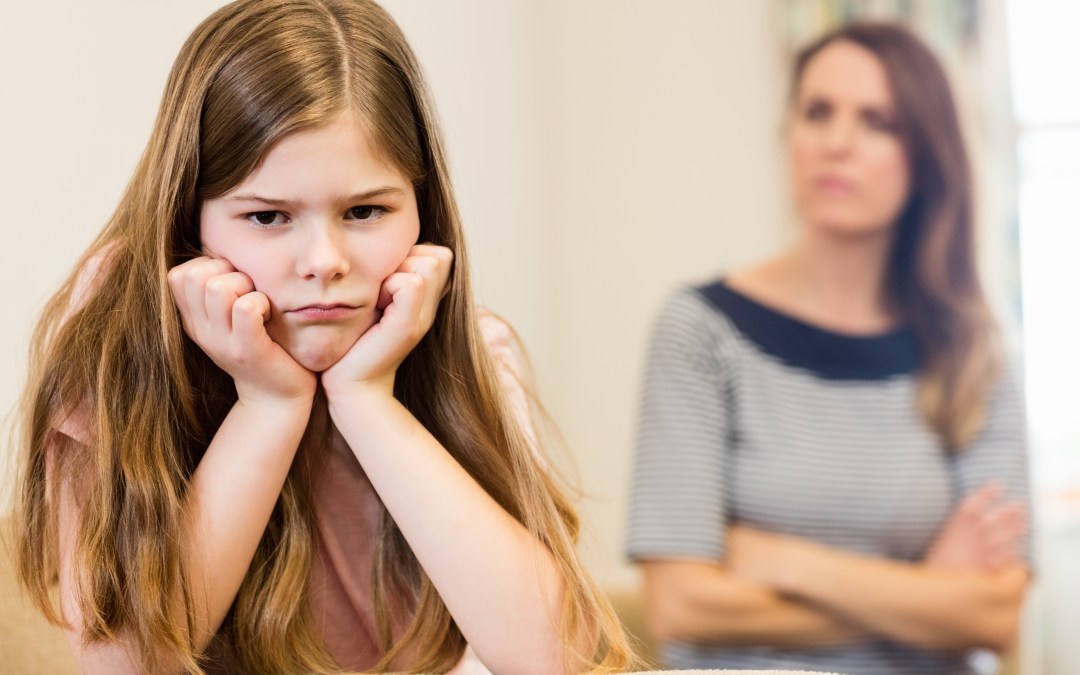 Frases que dice una madre narcisista (y el impacto que tienen en sus hijos e hijas)